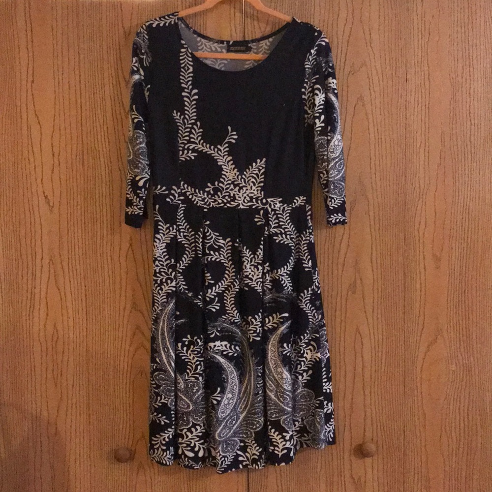 NWOT paisley print with pockets!!